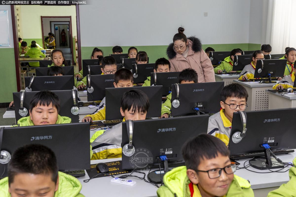      为培养小学生学习信息技术的兴趣，提高实践运用能力，推动学校信息技术学科教学，创办了电脑社团，现有成员43人，本学期主要着力于小学生对电子报刊的制作，培养学生的创新思维，挖掘学生的潜能，让学生轻松愉快的学习电脑知识。第一期《“庆元旦”电脑小报》已张贴展示。电脑创作社团深受孩子们的喜爱。