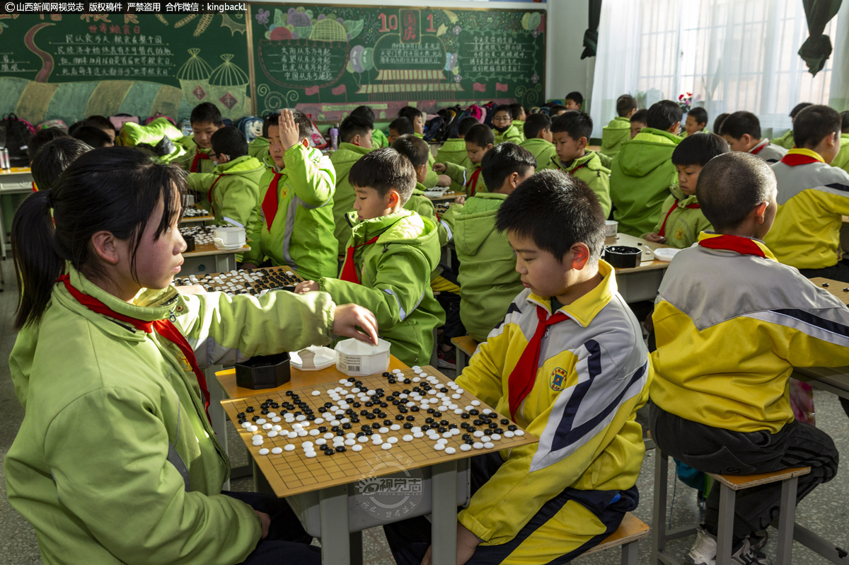      目前，围棋在世界广泛传播。而我国，围棋活动高潮不断涌现。陵川作为围棋发源地，围棋进教室正如火如荼地进行着。学校积极创建围棋社团，现有学员64人，同学们学习围棋的兴趣浓厚。通过一段时间的学习，同学们已经掌握了基本的围棋礼仪、吃子方法、落子方法、布局等。同时还举行了元旦围棋比赛，涌现出了李行、侯鹏飞、赵鑫浦等优秀学员。