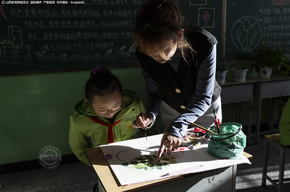      为了激发学生对传统文化的热情，丰富校园文化，每周四开展国画社团活动，学员43人。经过学习，学生认识了毛笔、国画颜料、调色盘等基本国画工具，掌握了基本的国画用笔、用墨、用色技法，完成了一幅幅绚丽的图画，虽然有些稚嫩，但都呈现了艺术的灵动，漂染着中国画的气息。