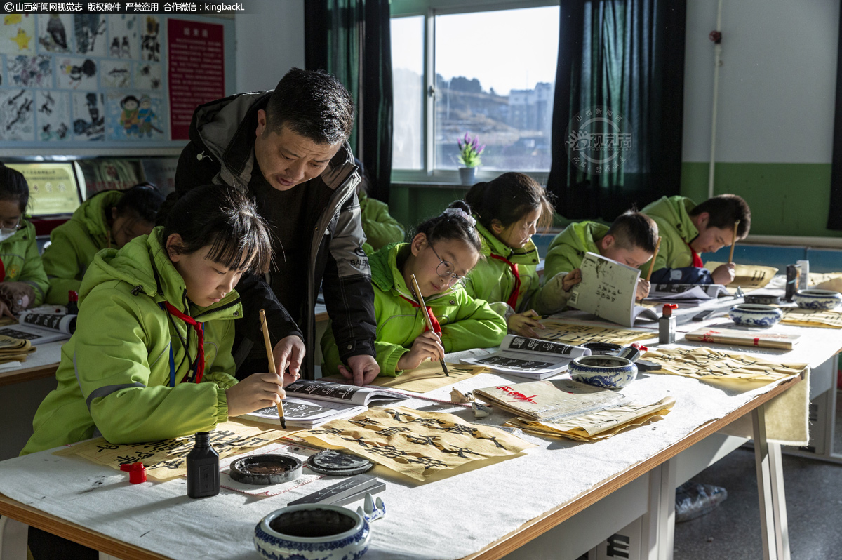      书法社团有26名学员，每周四下午，他们就会来到学校书法室挥洒笔墨。这个学期以名碑帖《乙瑛碑》为教材学习隶书。在书法老师的精心指导下，经过一个学期的学习与练习，这些同学们的书法作品已经有了浓郁的碑帖味道，对隶书的欣赏水平和书写能力都有了极大的提高。