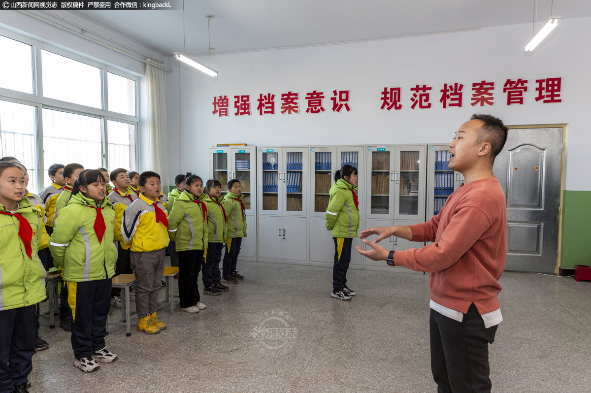      合唱艺术一直是人类音乐文化宝库中的一颗明珠。本学期合唱社团有35名学员，孩子们通过一个学期的练习，已经初步掌握了练声的技巧、分声部合唱。学会了《家乡》《banana》《好大一棵树》《听我说谢谢你》等多曲目。
