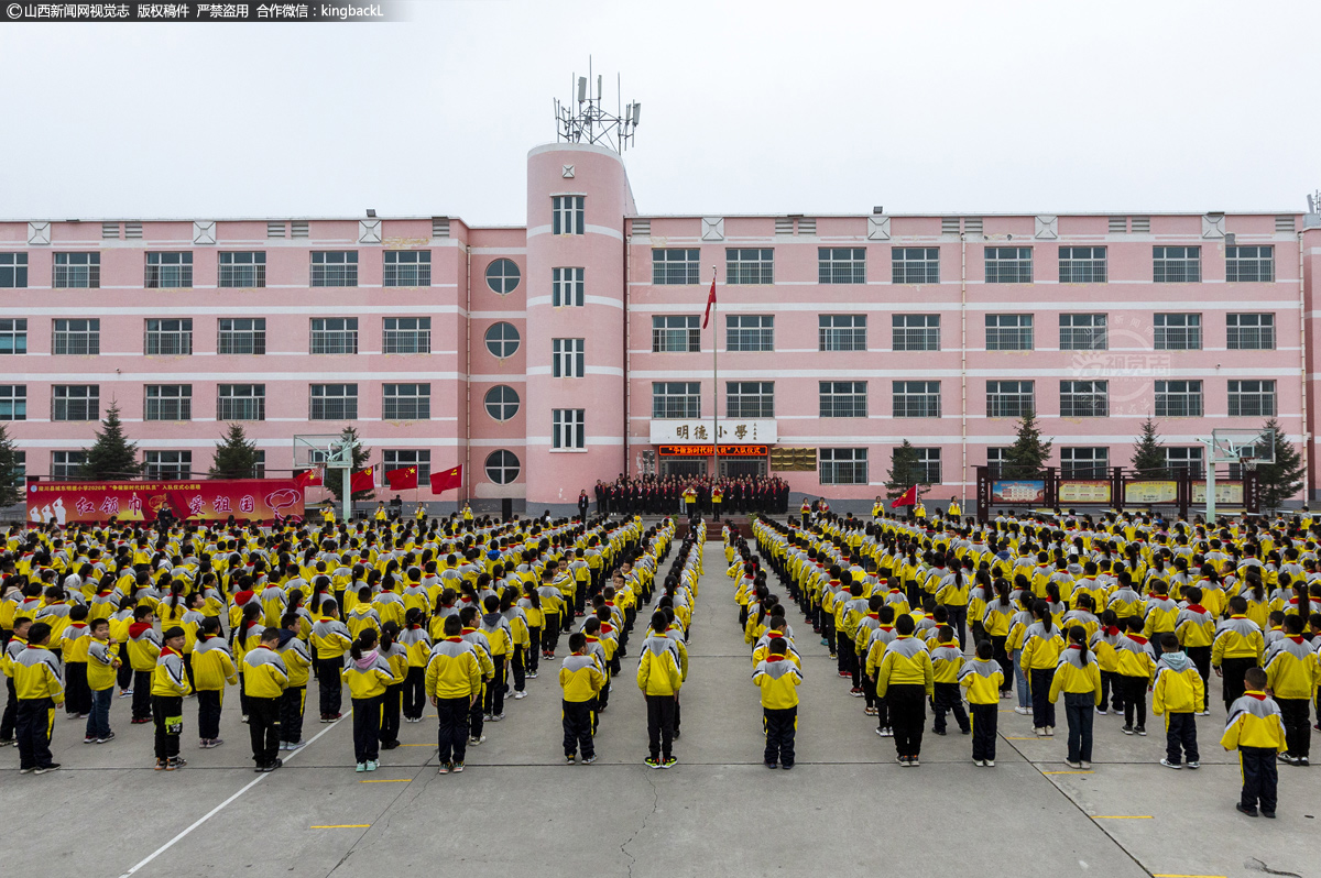      陵川县城东明德小学为了培养学生的个性特长，全面提升学生的综合素养，丰富校园文化生活，给孩子们一个七彩的童年，在新年到来之际向家长展示了自2020年9月以来开设的40门综合实践课。这些课程有剪纸、国画、书法、围棋、武术、篮球、古筝、葫芦丝、小提琴、电脑制作等。通过这些丰富多彩的实践课程，培养了孩子们的参与意识、竞争意识、互助意识、分享意识。孩子们在活动中接受挫折、学会欣赏、寻找不足、体验成功。同时，各个实践课程的开展使得全校师生“教有所长，学有所好”，使得学生“学在其中，爱在其中，乐在其中”。（■本期摄影：王建军  刘云锋）