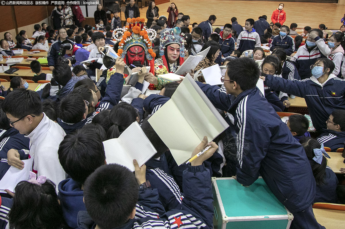      近日，太原市晋剧艺术研究院实验二团，由武凌云领衔的《千秋关圣》、王春梅的《戏剧联唱》、刘建伟的《太监的自述》、王海明的《变脸》来到山大附中，他们用戏剧演出和互动，给学生带来了欢乐，并让大家对戏剧有了新的认识和了解。（■山西新闻网特约摄影师：田兆云）