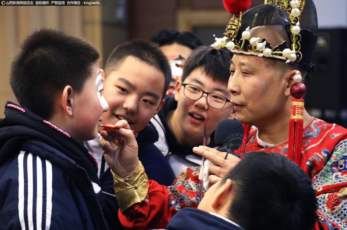      刘建伟，是晋剧艺术研究院实验二团的丑角演员，为了让孩子们更好的理解晋剧艺术，他与孩子们亲切互动，为他们化上丑角的妆容，孩子们好奇的看着，对演员的分类十分着迷。