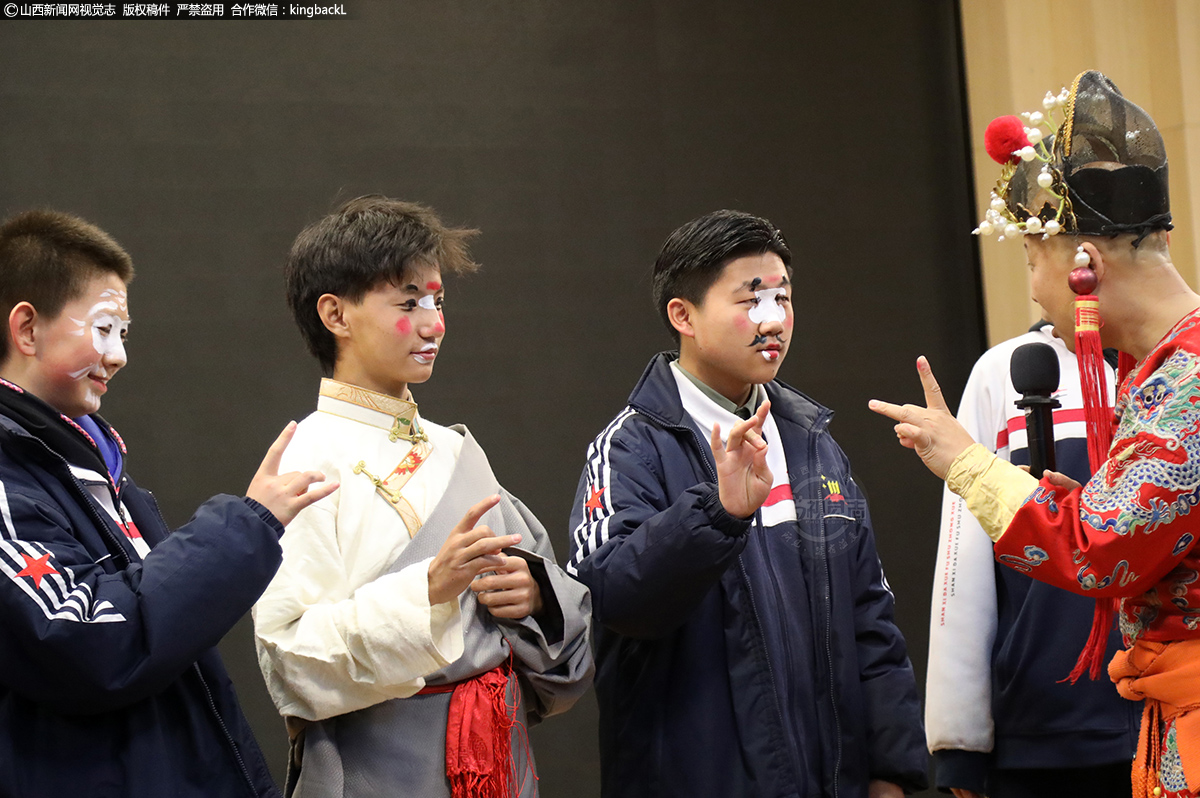     妆容、手势，一举一动都是晋剧里的精华艺术，孩子们惟妙惟肖的模仿着，藏族的学生也加入到这一行列，这样的亲切互动，也是晋剧演员们对传播晋剧艺术，所做的点滴改变。