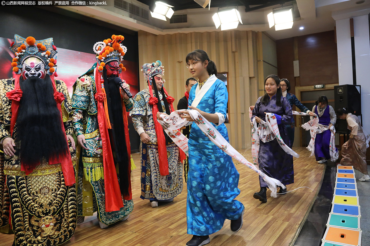      这一次与以往不同的是，武凌云以及同事们表演完毕后，校园里的藏族学生为他们献上特有的哈达，以表示对戏剧艺术的热爱和对他们精彩表演的感谢。