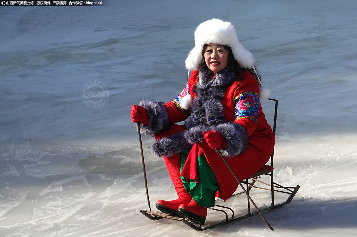      人们滑在冰车之上，享受着冬天冰雪的乐趣，每一个人脸上都洋溢着幸福的笑容，这些笑容足以温暖寒冬，让每一个人重拾生活的信心。