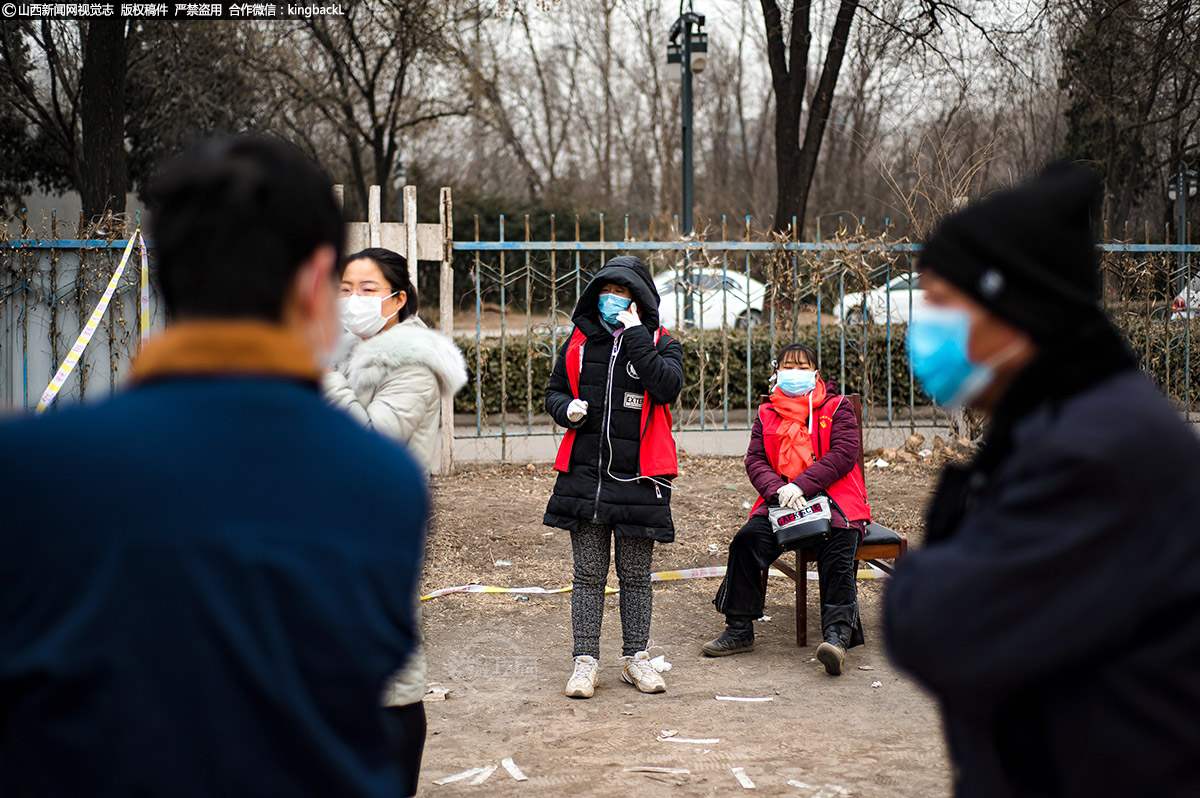      张淑英是经纬三社区的党委书记，也是社区主任。她负责经纬南路一号体育场和经纬南路两个核酸检测点。经纬街道紧邻疫情发生地高村，很多社区在12、13日晚都加急做了核酸检测，1月14日，这里等待核酸检测的居民数量大大减少，街道把一些核酸检测点合并在了体育场的东西南北四个角。图中打电话的就是张淑英。