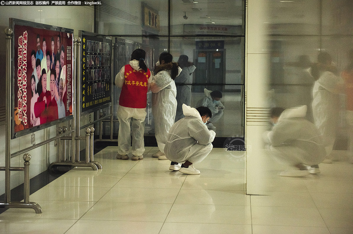      文化中心是榆次的地标建筑，见证了这座城市的发展。这几天，室外温度都在零度以下。上午9点钟，正是寒风刺骨的时候。换岗间隙，寒假回家的大学生志愿者进入文化中心取暖。