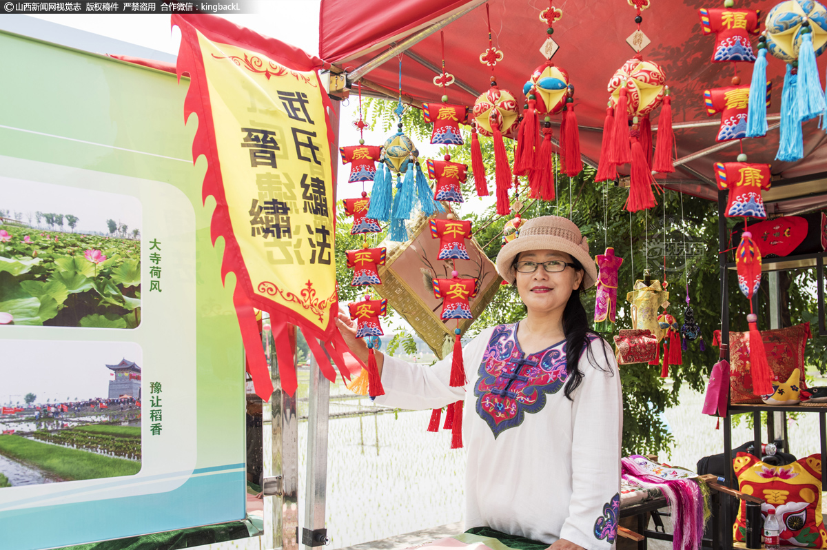      图为2019年6月6日，武俊敏在晋祠北大寺插秧节上陈列晋源工匠艺术作品，体现晋源文化传承的独特魅力。