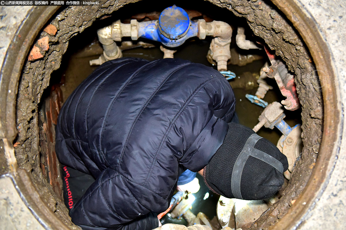      在元旦过后的半个月时间里，自来水公司接到求助电话64个，其中29个开、关阀门求助，10个漏水求助，接到用户来电后，工作人员总会第一时间到达现场，及时堵漏抢修。