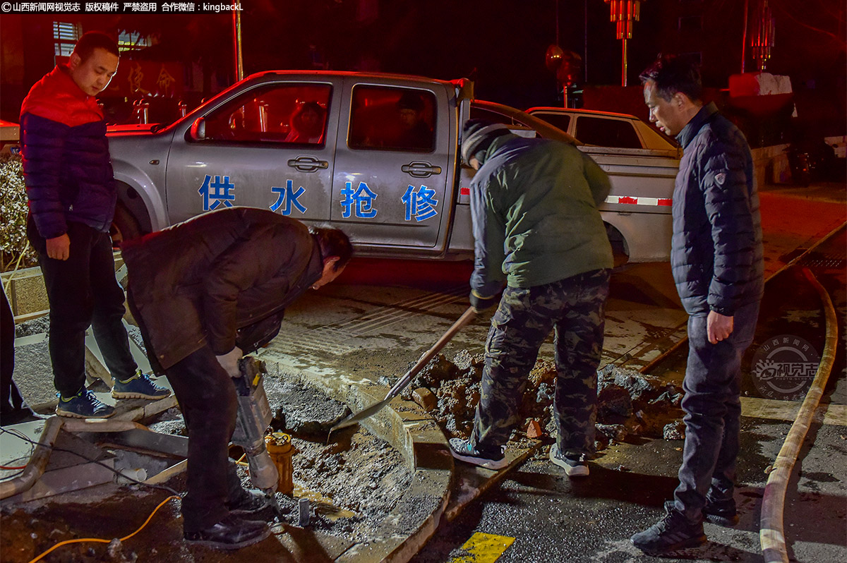      自来水公司坚持24小时值班制，公司党员干部和抢修人员随时待命，进入11月后，沁水县自来水公司共接到133个用户来电求助。