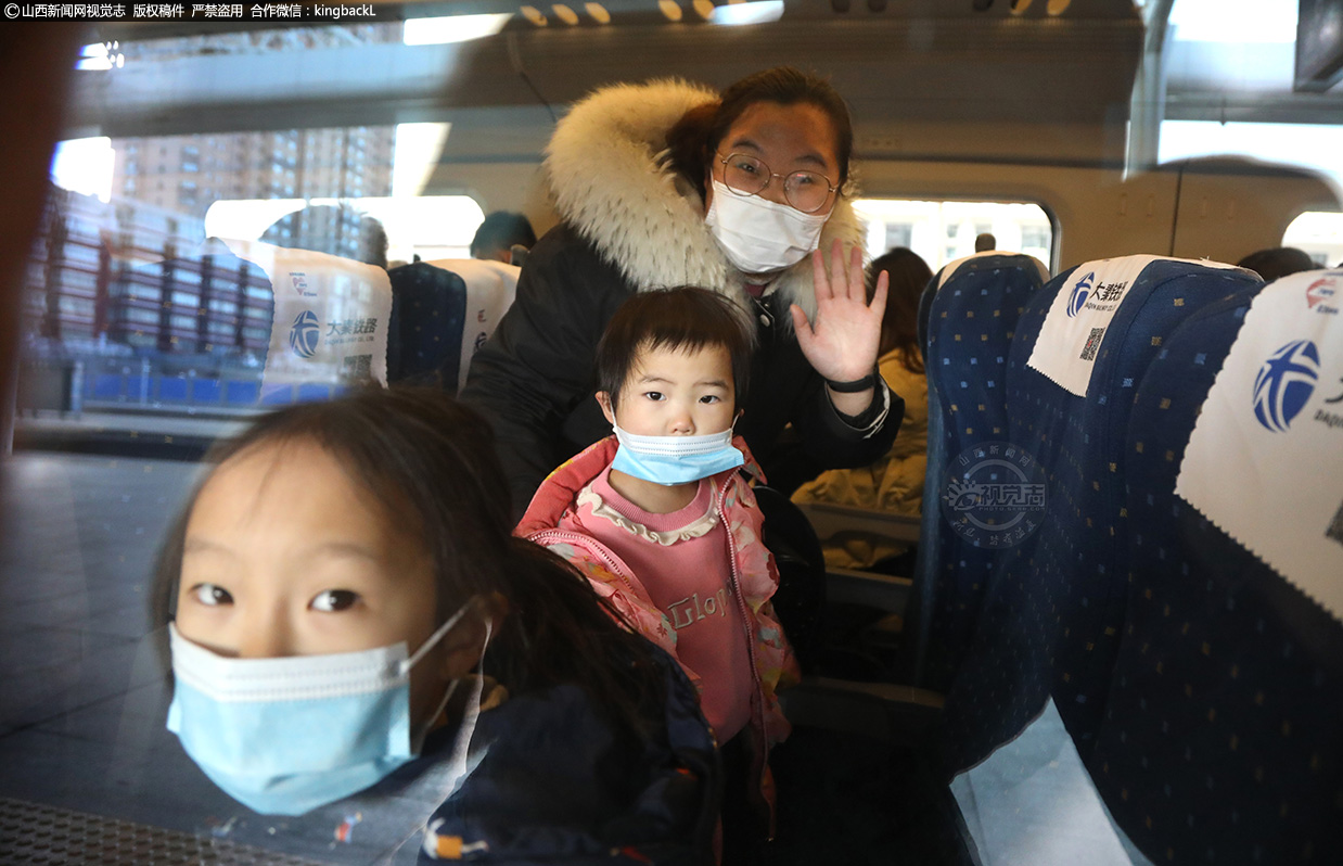      她把母女三人安顿合适后，走下车厢，车窗内两个孩子和母亲摆摆手，对郝文霞表示感谢。