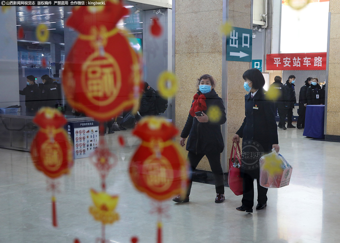      只要看到有困难的旅客，工作人员都会习惯性的把他们接进助困室，郝文霞也是如此。在这样一个不一样的春运中，每个人都抱着特殊的心情，但是向往回家的心是不变的。