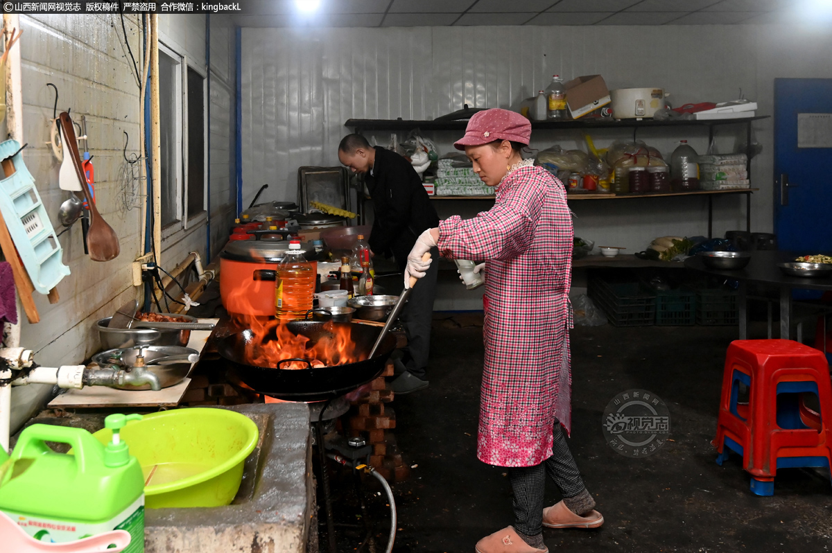      湖北恩施土家族38岁的柳唐萍和侄儿赵兴建正在为工友做饭，今年是柳唐萍在外过的第一个春节。