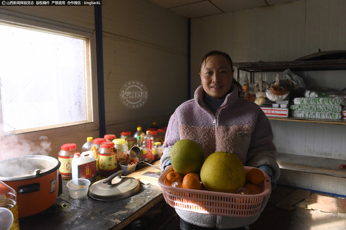      柚子是土家人过年过节必备水果和祭祀贡品。图为柳唐萍正在展示自家种的柚子和椪柑。