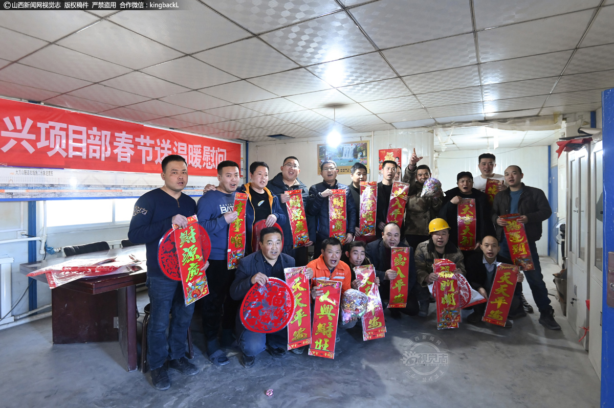      静兴高速承建单位响应“迎新春送温暖 稳岗留工”号召，为来自湖北、福建、甘肃、陕西等地的务工人员送去新春礼包，营造春节喜庆氛围，让“就地过年”的务工人员感受到暖心的年味。