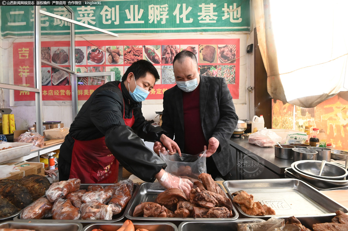      临近春节，人们都在忙着采购年货。图为湖北恩施土家族44岁的李先定在岚县某超市内为开挖班采购年货。