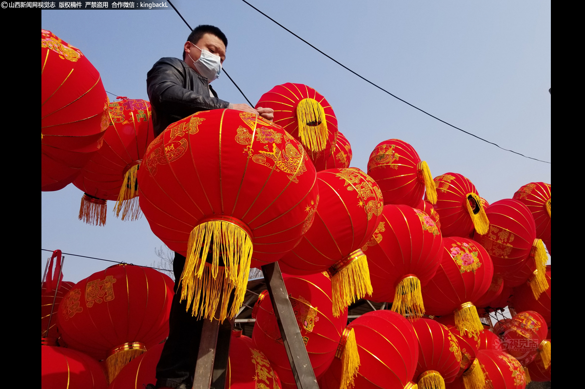      2月12日，山西稷山县，村民挂灯笼祈福。（山西新闻网特约摄影师：史云平）