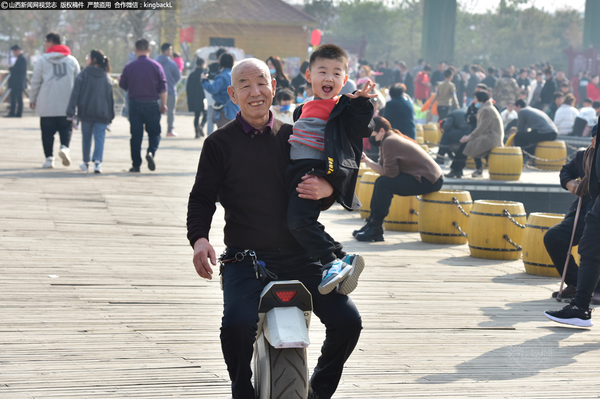      2月12日，正月初一，市民在河津莲池公园内休闲娱乐。（山西新闻网特约摄影师：吴云生）