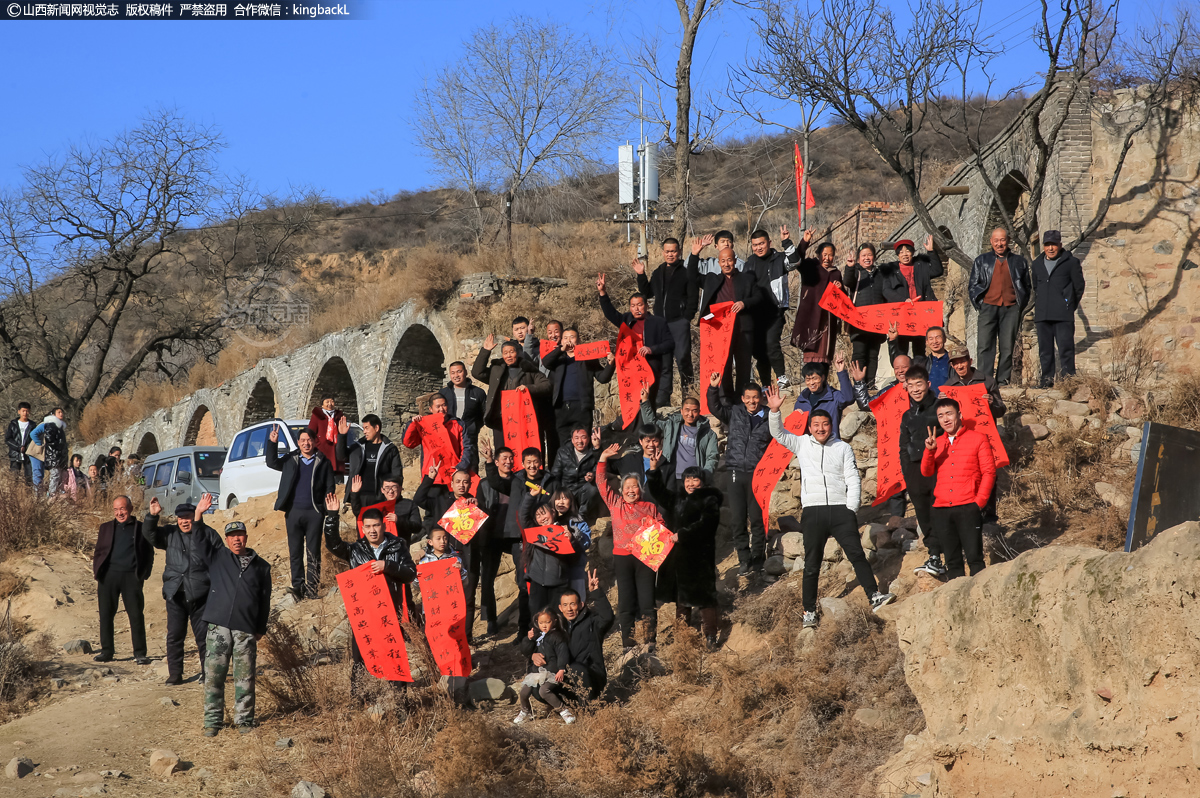      2月12日，正月初一，在文水县马西乡康家堡村村民在拍全家福。（山西新闻网特约摄影师：韩建武）