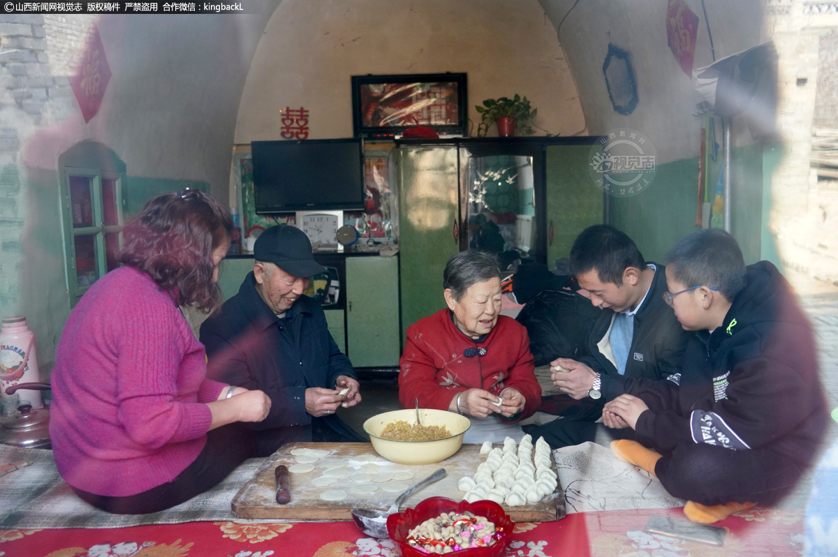      2月12日，正月初一，在山西省晋中市平遥县梁村老人正在教孩子们包花边饺子。（山西新闻网特约摄影师：雷岩峰）