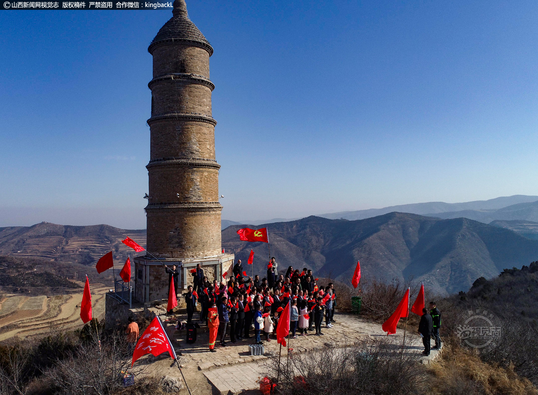      2月12日，正月初一，翼城县南梁镇举行“迎新春、登翔山”活动，迎接新春的到来。机关全体干部、各村“一肩挑”负责人、社区负责人等100余人积极参与到此次活动中来。全体党员干部重温入党誓词，并祝全市人民新春快乐、阖家幸福、万事如意。（摄影师：胡波   李自强）