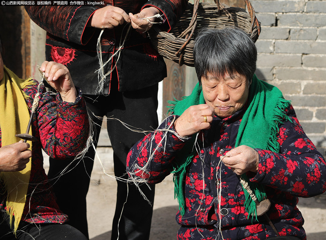      他们大多都是中老年人，小时候学到的各种技能和年轻时做的劳务，都可以在院内展示。他们有的搓麻绳，有的闹红火，一派热闹景象。