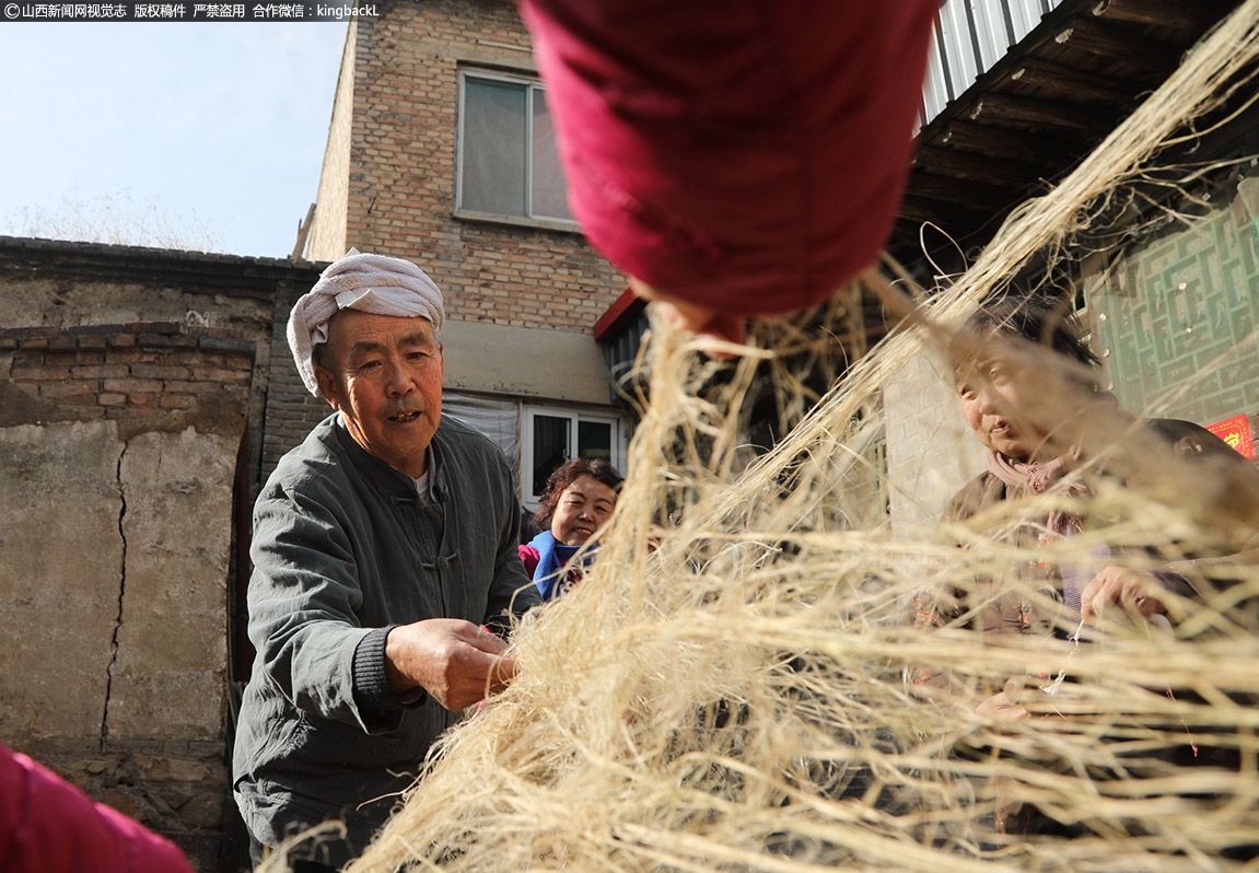      手工麻绳的制作大体有两个步骤，先将麻、棕等原材料制成半成品——绳坯，然后再将绳坯拧在一处，制成绳子。