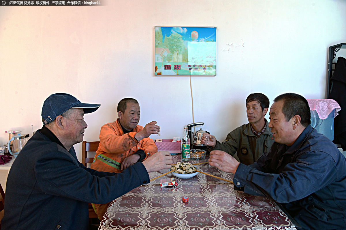      豆腐可以说是素食里的“万金油”，吃法百变、百搭，如小葱拌豆腐、炒着吃、干煸豆腐、麻辣豆腐、砂锅豆腐等，百吃百搭，豆腐已成为正月里和顺人饭桌上的营养美味必备菜品。