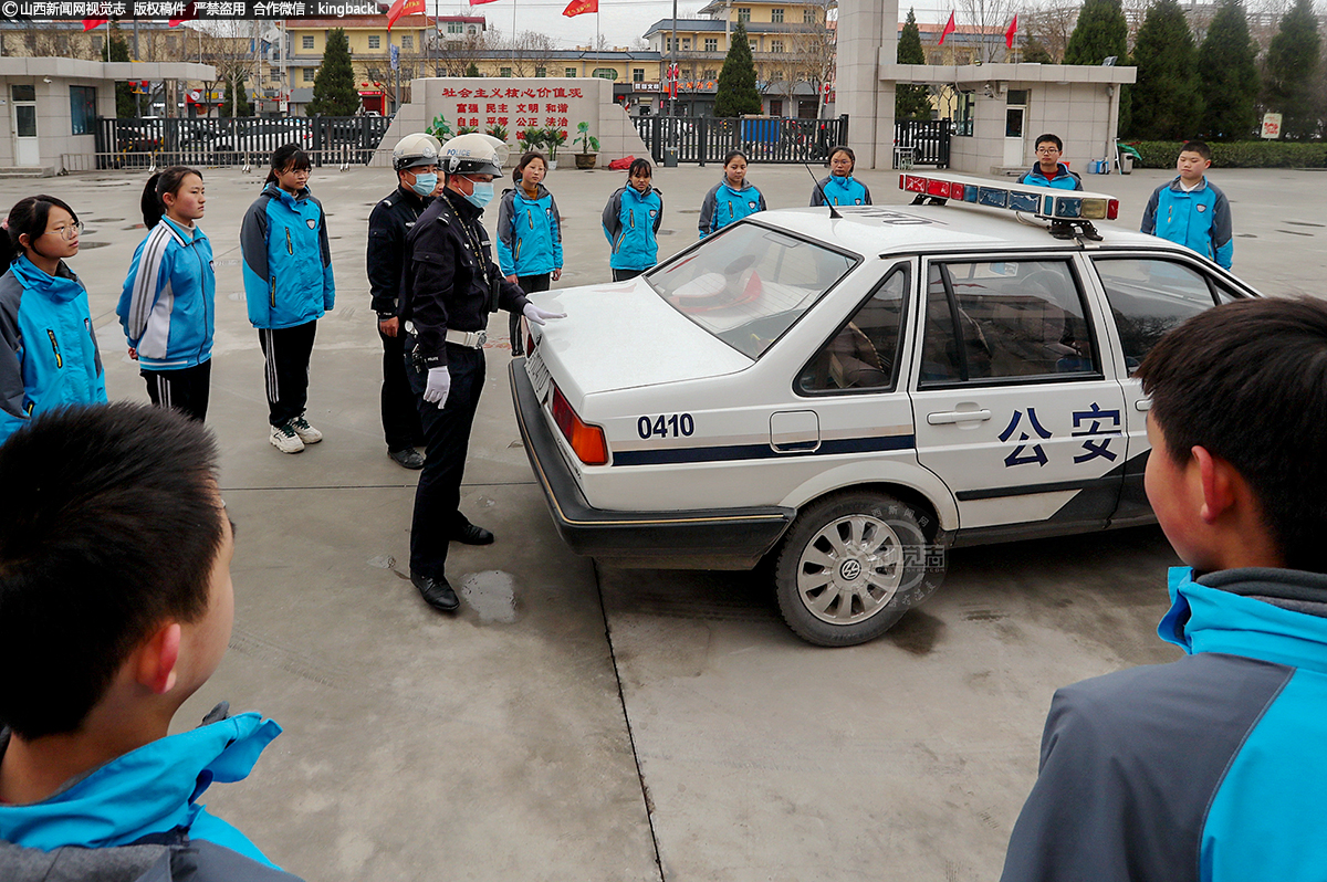      “同学们，你们知道汽车有盲区吗？你们知道它的盲区在哪里吗？”民警将汽车开到操场上，让学生们围在汽车周围，感受汽车的盲区。