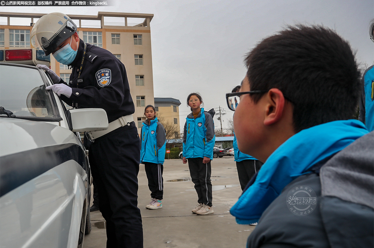      在操场，民警运用通俗易懂、生动有趣的语言，现场实践的办法，向师生们阐述当前交通安全形势和交通事故发生的原因。围绕学生们上学放学、出行的特点，指出遵守交通法律法规的重要性。