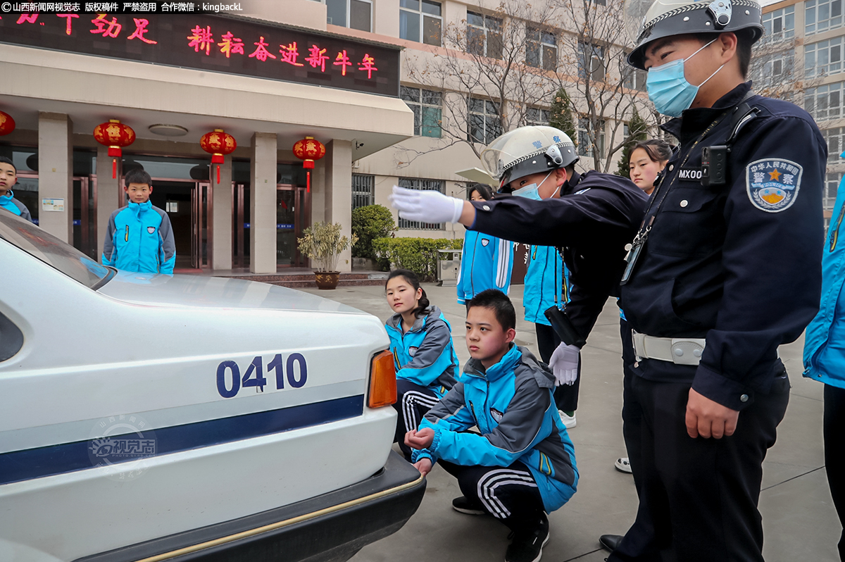      学生在车的前后左右体验了一把轿车的视线盲区，通过前后左右盲区测量，民警手把手的告诉学生们见到车辆，哪些地方是驾驶员看不到的，绝对不可以靠近。