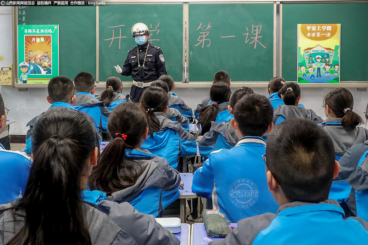      为切实提高学生交通安全意识和自我保护意识，预防和减少道路交通事故的发生，3月1日，盐湖公安交警以春季新学期开学为契机，组织公安交警大队摩巡中队民警走进辖区格致中学为初一新生讲解“知危险 会避险”交通安全出行常识。(■本期摄影：葛崇收)