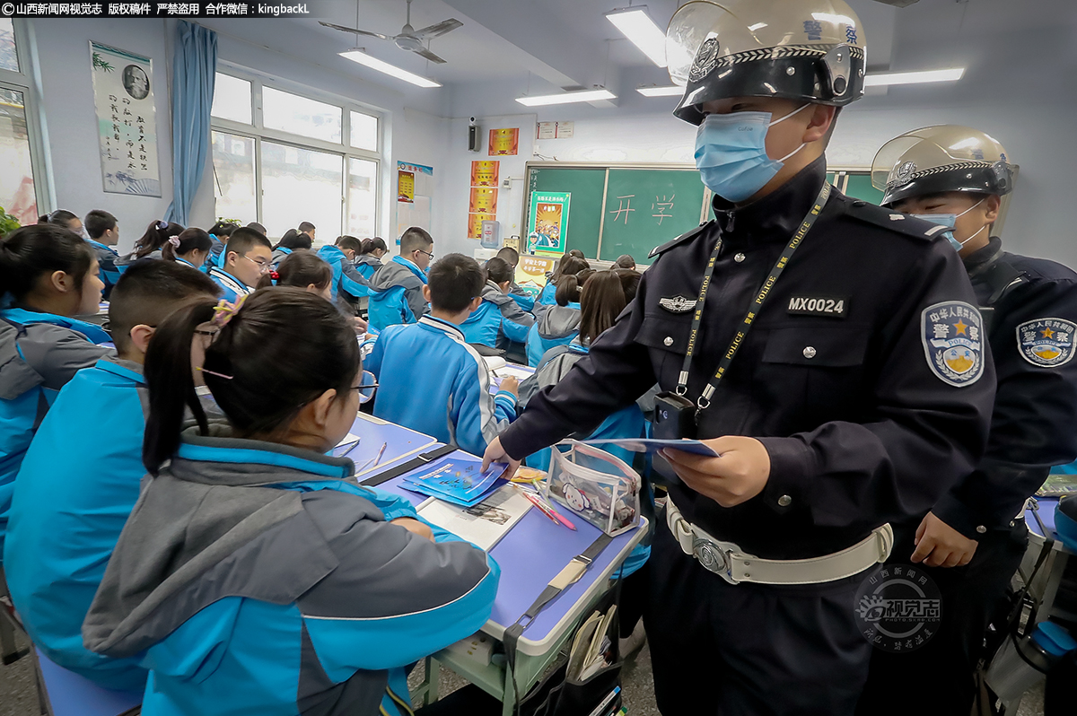      民警为学生赠送安全课本。该教材图文并茂、深入浅出的向学生们灌输交通安全知识，培养学生们文明交通、安全交通的良好习惯，提高学生们的交通安全意识，受到了学校师生的热烈欢迎。