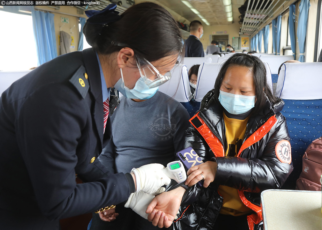      列车上的旅客必须要佩戴口罩，旅客上车后，每个人还要测试体温，就连列车所有工作人员也都一样对待。