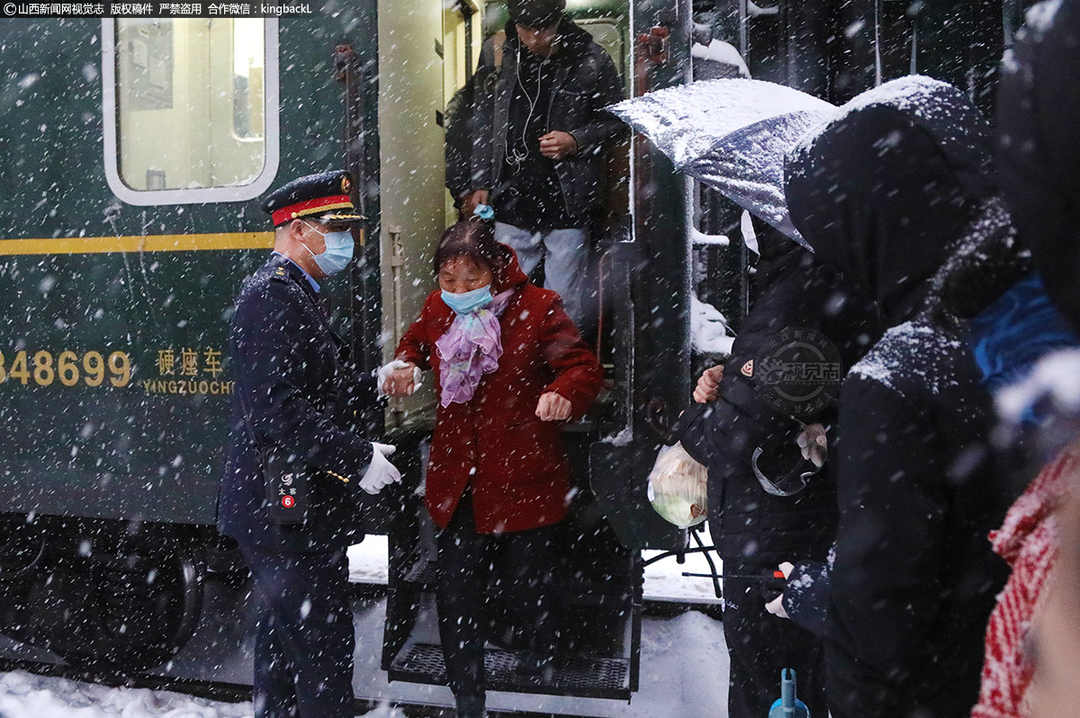      列车停在长治车站，天下着大雪，下车的旅客比较多，每一个下车的旅客，列车员都主动扶着下车，确保他们的安全。用列车员的话说，一上列车脑子里想的就是让旅客高兴而来，满意而去。