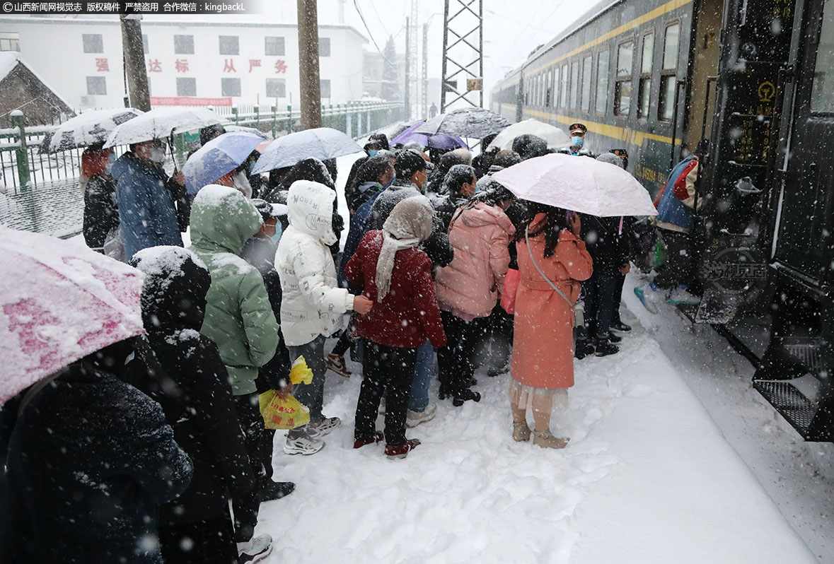      长治车站客流量较大，天上下着大雪，列车服务人员既要担心旅客安全，更需要维护车站秩序，车长带头帮扶旅客，确保上下车旅客的安全。