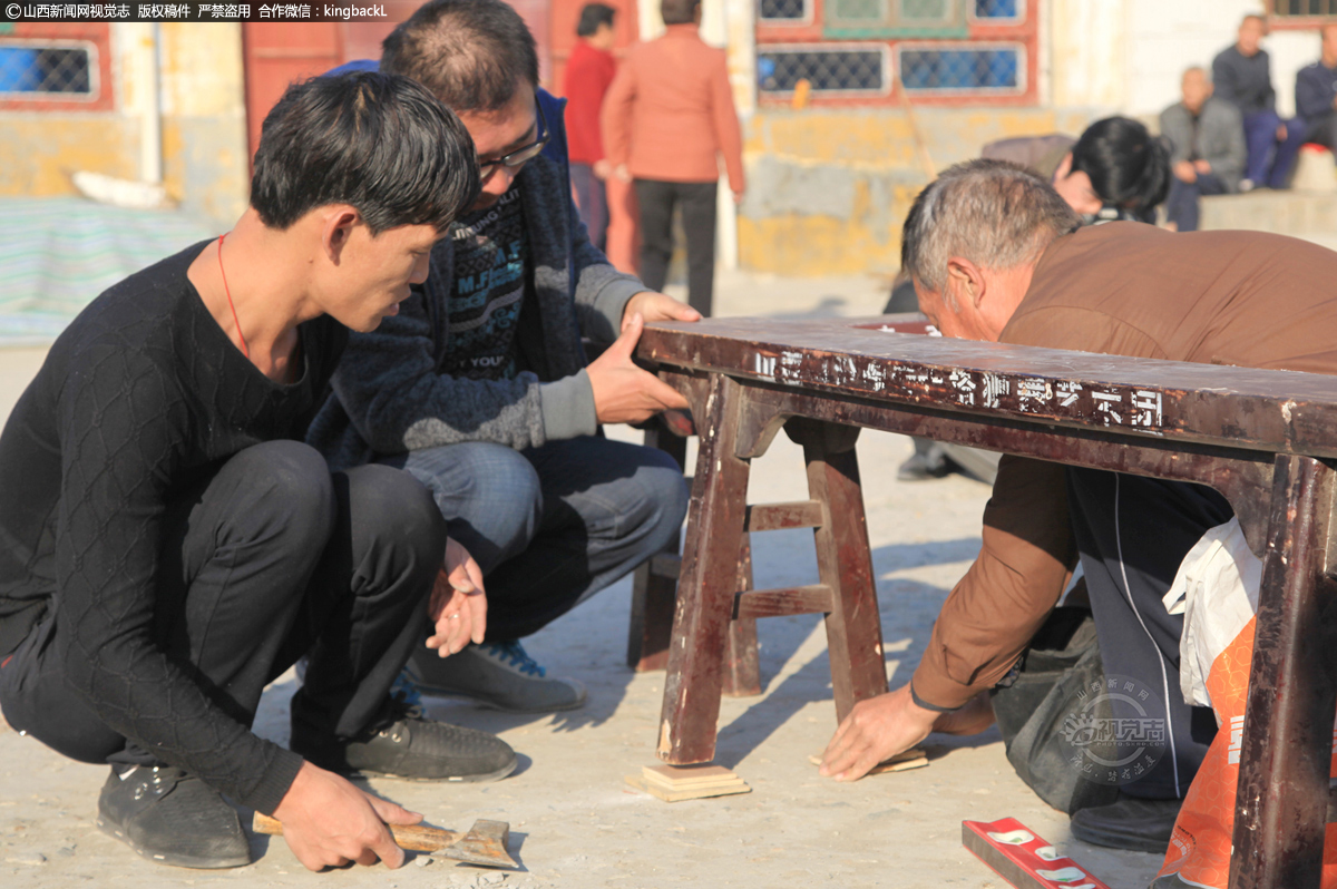      搭建板凳是“天塔狮舞”表演的基础环节，将直接影响表演的成功与否。搭建时，地面不平就必须用木板块垫平，确保基座板凳稳当，丝毫不差。