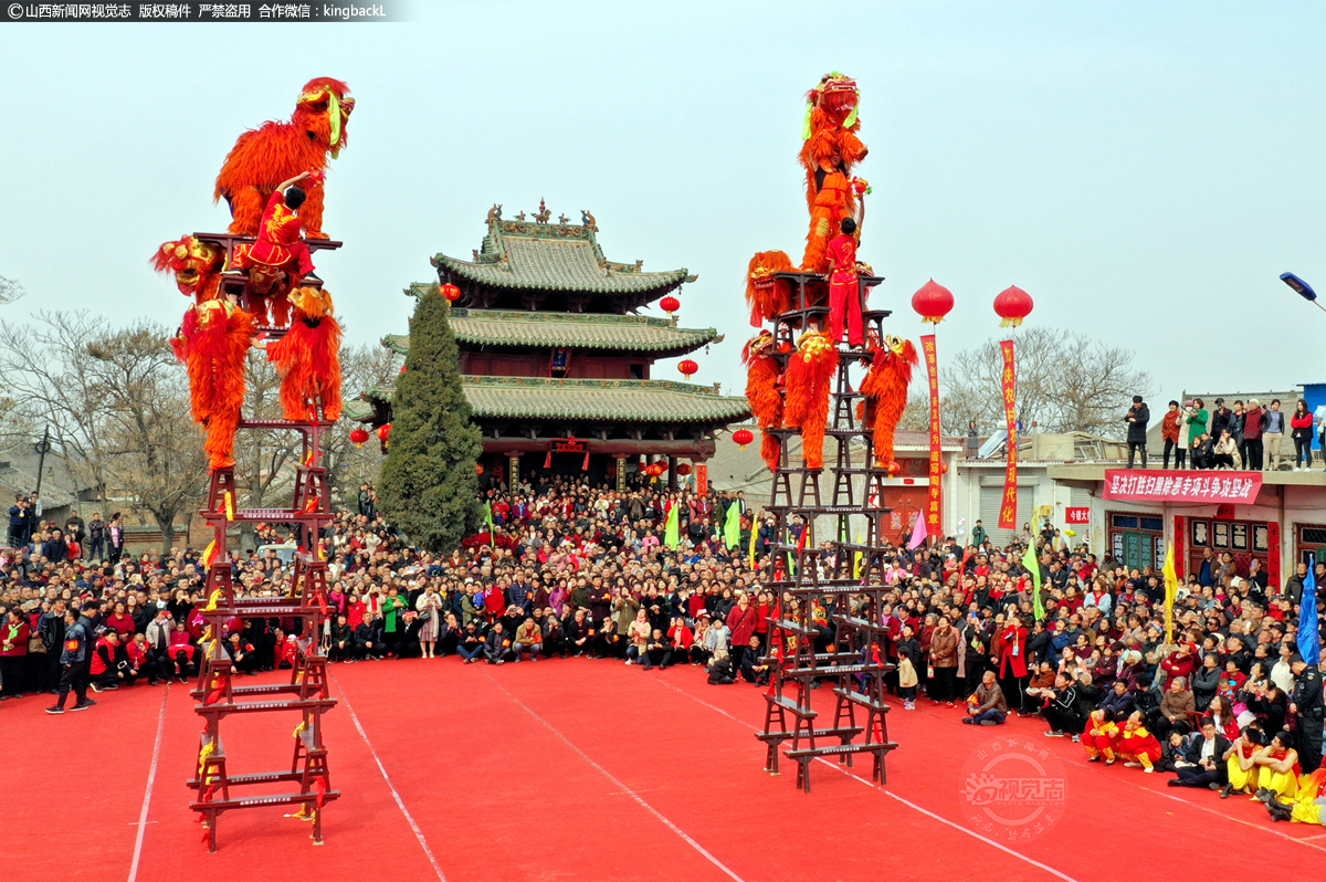      “天塔狮舞”又称“狮子上板凳”，是山西省襄汾县陶寺村的汉族传统舞蹈。相传始于隋唐，历经宋元明清，距今已有1000多年的历史，它以惊、险、奇、绝、美的艺术特点而被誉为“华夏一绝”。（■山西新闻网特约摄影师：李现俊）