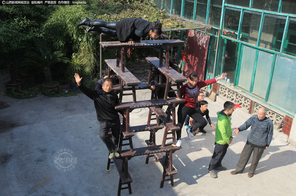      每到冬季农闲时节，李登山就会带着“天塔狮舞”表演者在家中院内进行集中训练，苦练绝技。