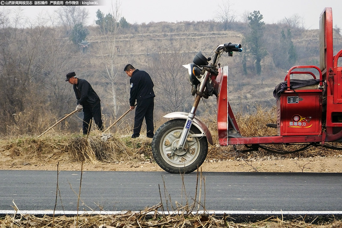      张卫东和村民姜冬生在整理辣椒地，备耕播种春玉米。连日来，他每天忙活着和村干部进村委会研究，入农户调研，下田间地头劳动，进市场选购农机、种子、化肥，带领群众一项项落实脱贫后第一年春耕备耕事项。