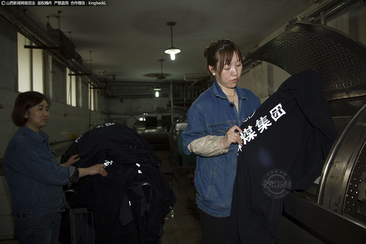      在洗衣房这个岗位上，女工们每天都在与时间“赛跑”。从职工交上工作服的那个点算起，必须保证8小时内，把脏衣服洗干净、烘干、叠好并按号全部整齐上架，遇到破损的，还要缝补整齐。“洗衣房里的活就是时间紧，任务重。所以为了确保职工能穿上干干爽爽的工作服下井，我们多苦多累都会把工作服洗出来。”洗衣组的组长贾虹热情地说起来，这也是其余10名女工的共同感受。