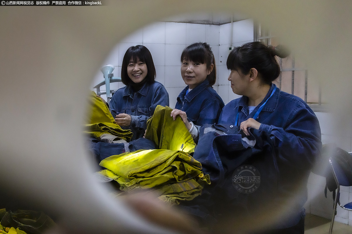      在山西阳泉华阳新材料科技集团有限公司二矿，有这样一个女工班，她们干着简单甚至枯燥乏味的工作，但却通过辛勤的劳动和热情的服务，被大家称为“洗出靓丽矿山的使者“。她们是二矿任务楼标准化服务队井口职工洗衣组的女工们 。（■山西新闻网特约摄影师：杜爱清）