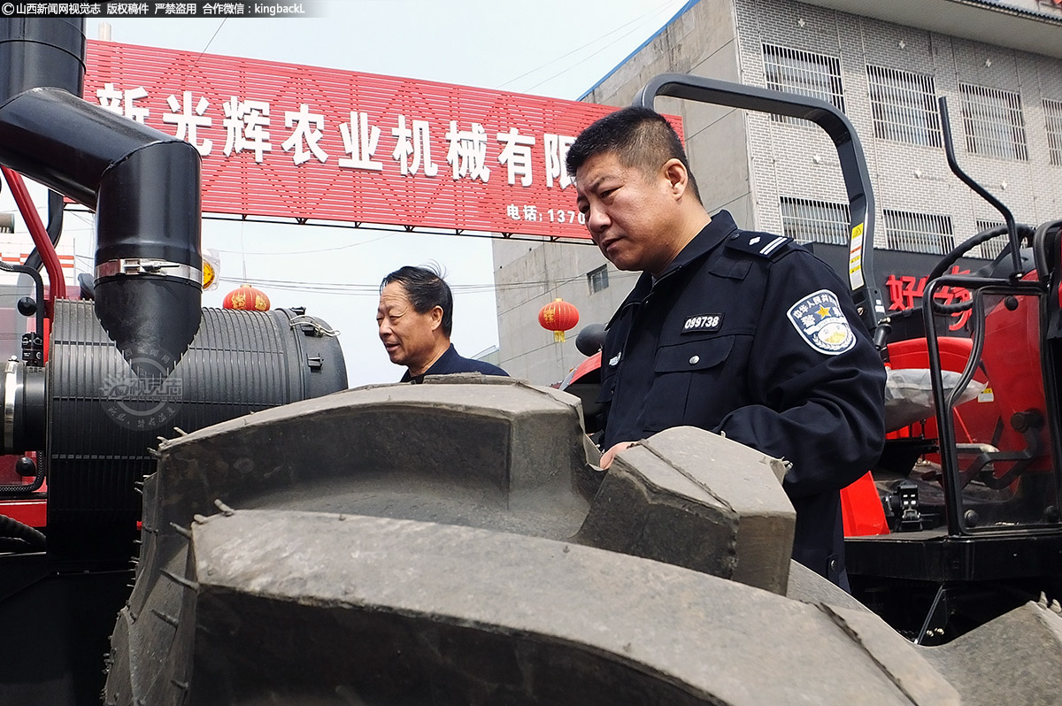     近期，运城市气温大幅回升，春耕备耕拉开序幕。运城市新绛县古交镇闫家庄村，为打赢脱贫后首个乡村振兴春耕备耕开门红战役，夯实脱贫成果，48岁的新绛县交警大队驻村第一书记张卫东，带领群众一项项落实春耕备耕的各项工作。（■本期摄影：高新生）