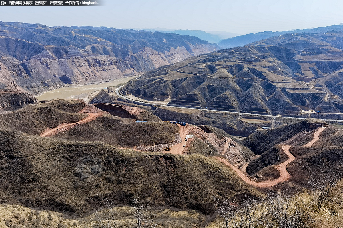      山上修路的便道和河对面陕西的沿黄公路构成一幅美丽的画卷。目前，黄河板块旅游公路临汾市乡宁县境内(吉县界至河津界)段工程，墩柱及盖梁施工预计5月底完成，T梁预制6月底完成，桥面铺装及附属设施7月底完成，个别桥梁控制性工程8月底完工。路基工程预计在6月底完成(不包含桥梁)，路面工程预计10月底全面完成。