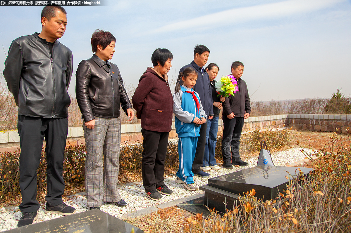      清明节前夕，家住武乡县韩北镇的梁效珍带着一家老小来到八路军烈士陵园，为一名叫“老雷”的“无名战士”扫墓，这件事从上世纪40年代梁效珍的祖父开始，至今已坚持了5代人，历时80年。（■山西新闻网特约摄影师：李勇）