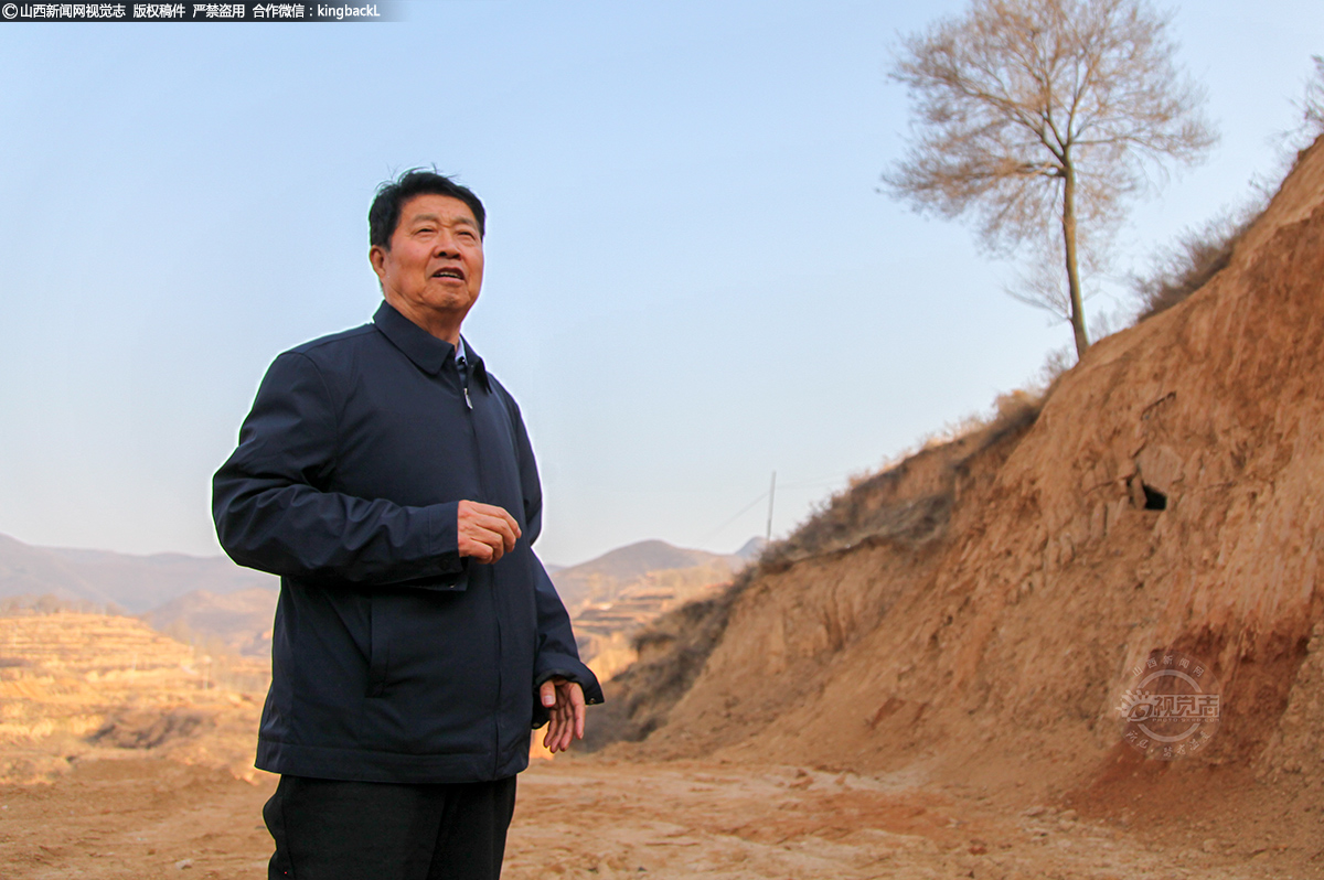      梁效珍站在老屋拆迁后被复垦的土地前，回忆当年祖父讲述的“老雷”故事。1940年，二十出头的“老雷”参加关家垴战斗中负伤，在大部队向黎城转移途中，被临时安置在梁魁云（梁效珍的祖父）家中。