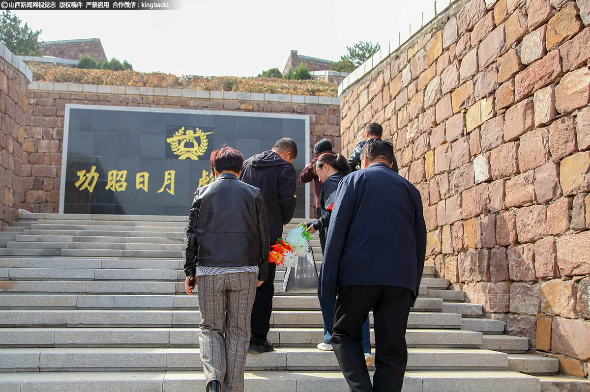      又逢清明节，一大早，梁效珍带着一家老小到八路军烈士陵园扫墓。武乡县是全国著名的革命老区，是“八路军的故乡、子弟兵的摇篮”。