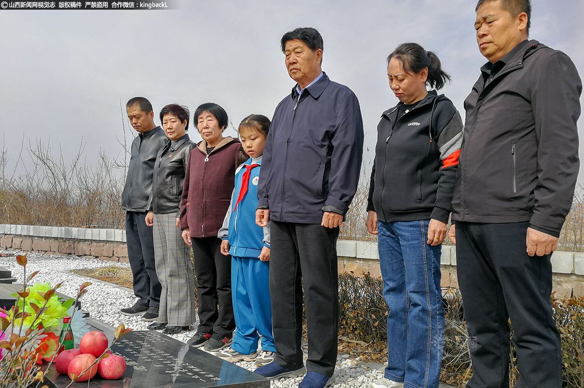      梁效珍带着老伴、女儿女婿、儿子儿媳和外甥女，在八路军烈士陵园，为“老雷”扫墓。抗日战争时期，八路军总部、中共中央北方局、129师司令部等长期驻扎武乡县，近10万将士在此战斗、生活，进行长乐战斗、关家垴战斗、百团大战等对日作战6368次，歼灭日伪军28000多人，数千名八路军将士牺牲长眠于此。因战事频繁，很多战士牺牲后被就地掩埋。